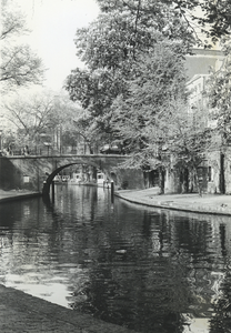 502934 Gezicht op de Jansbrug over de Oudegracht te Utrecht.